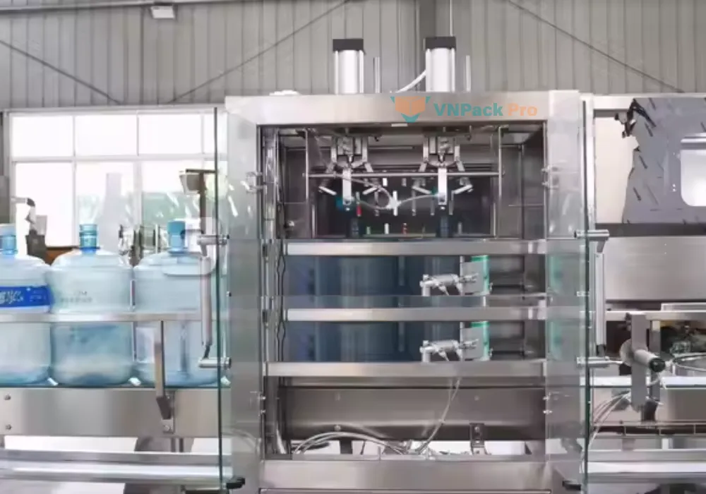 Công đoạn chiết rót linh hoat thiết bị QGF-900 tự động
